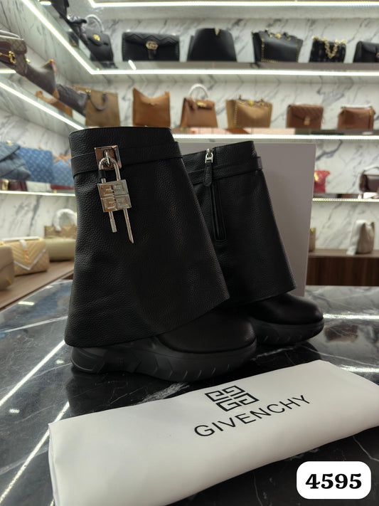 BOTAS GIVENCHY