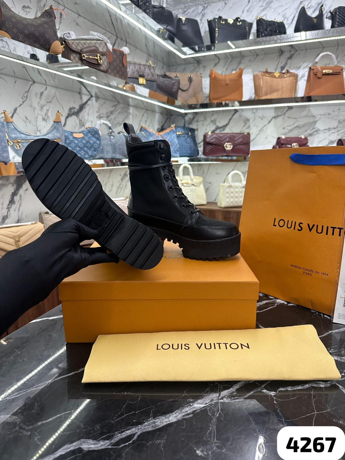 BOTAS LV